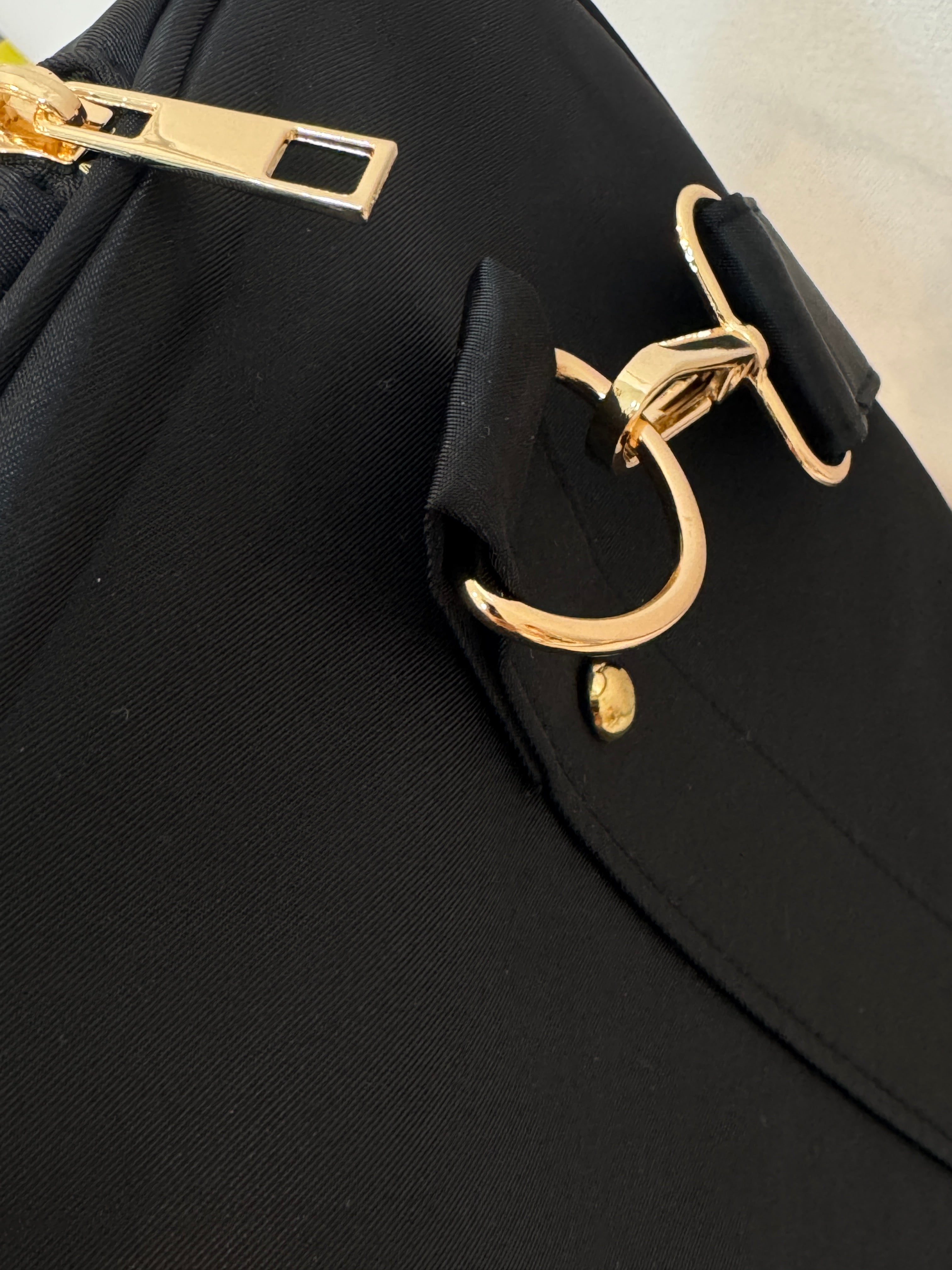 beade Ruffle Travel bag